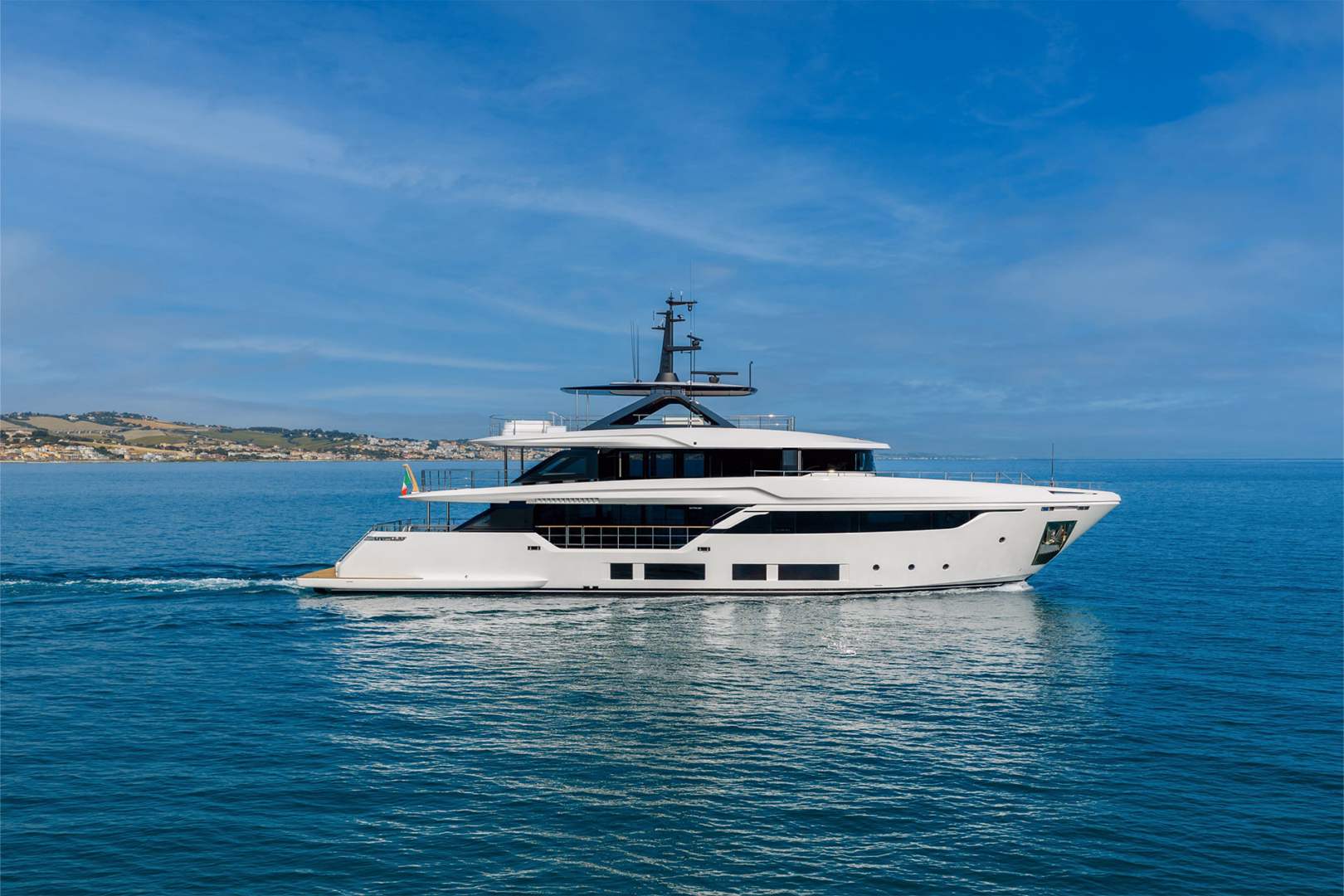 Custom Line Navetta 35 tem a sua estreia mundial no Cannes Yachting Festival: a Custom Line apresenta a nova obra-prima feita à medida do estaleiro.