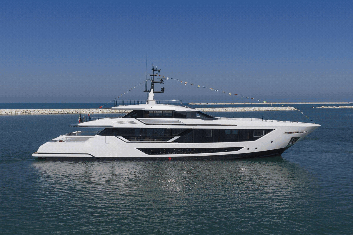 Primeiro Custom Line Saetta 128′ lançado à água em Ancona